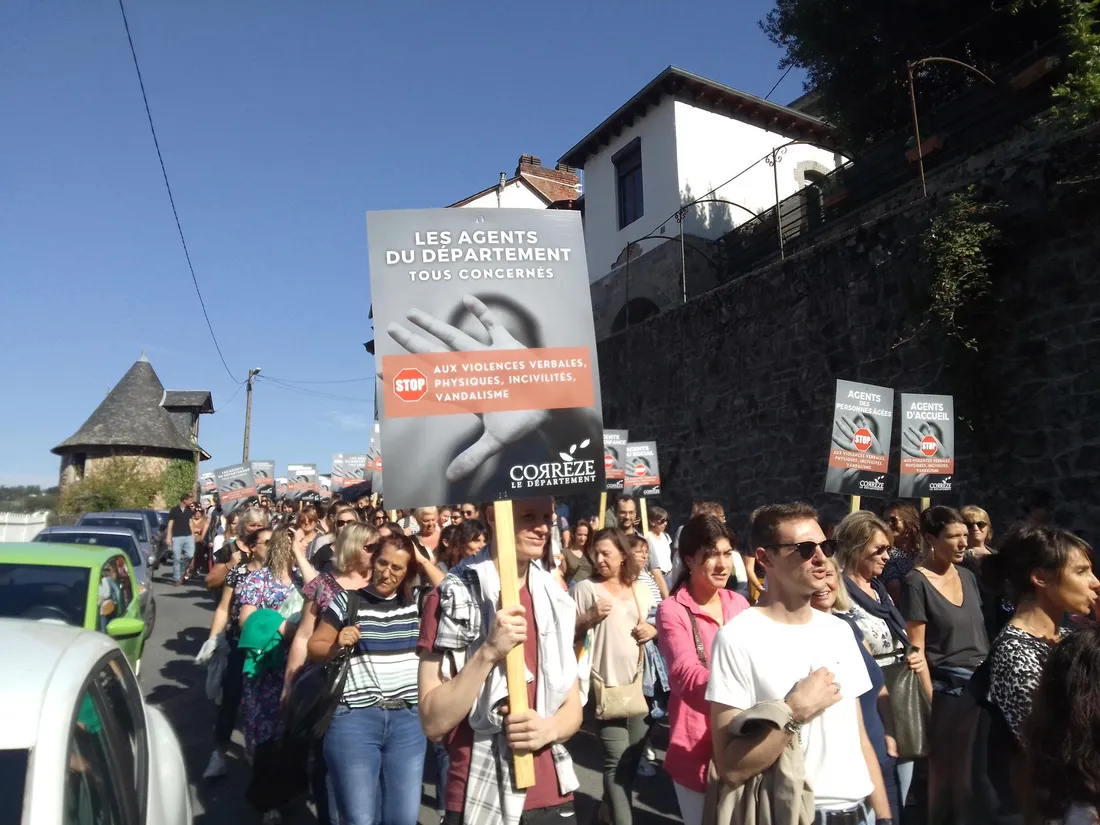 Plus de 400 agents du département ont défilé ce jeudi à Tulle