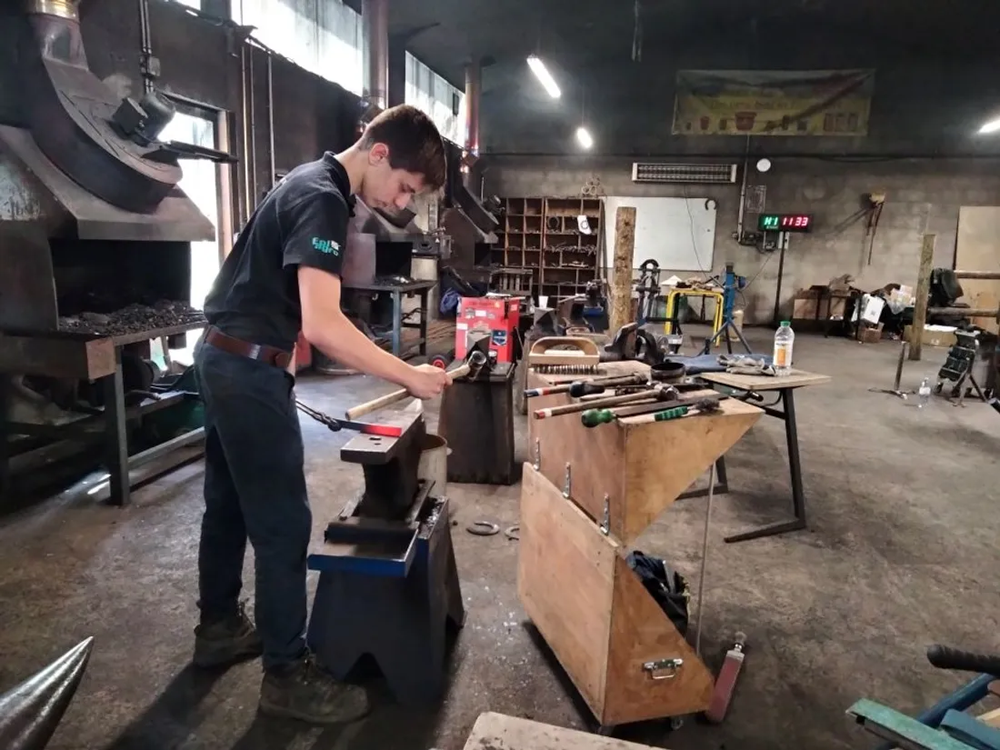 Les apprentis s'entraînent dans la forge du lycée Rabelais de Saint-Chély-d'Apcher