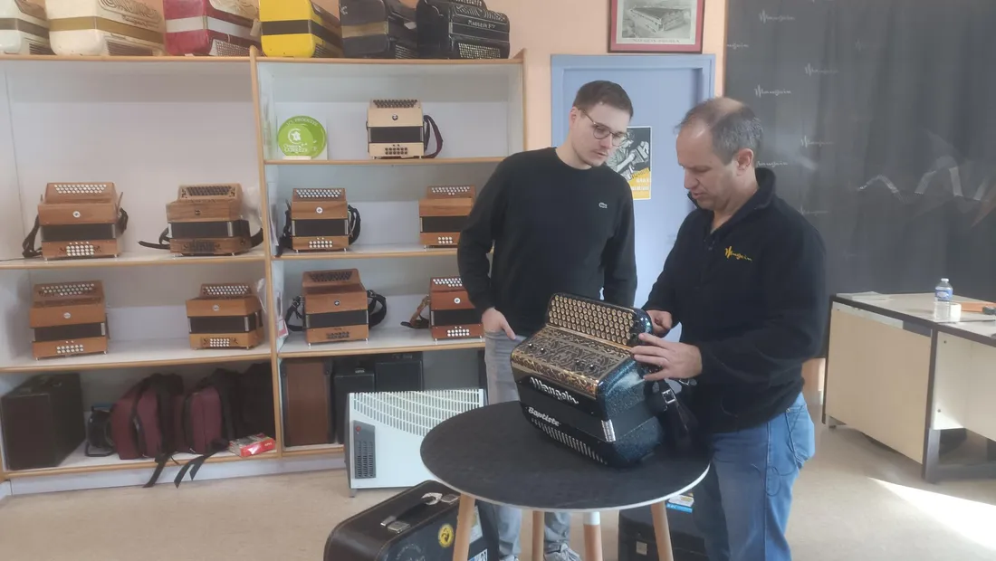 Maugein Accordéons : son nouveau patron, Christophe Sirgues et son 1er client