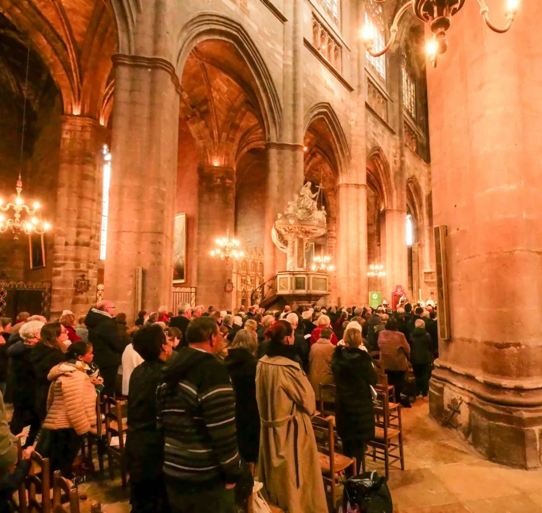Plus de 200 fidèles se sont rassemblés à la cathédrale de Rodez, en hommage au Pape François