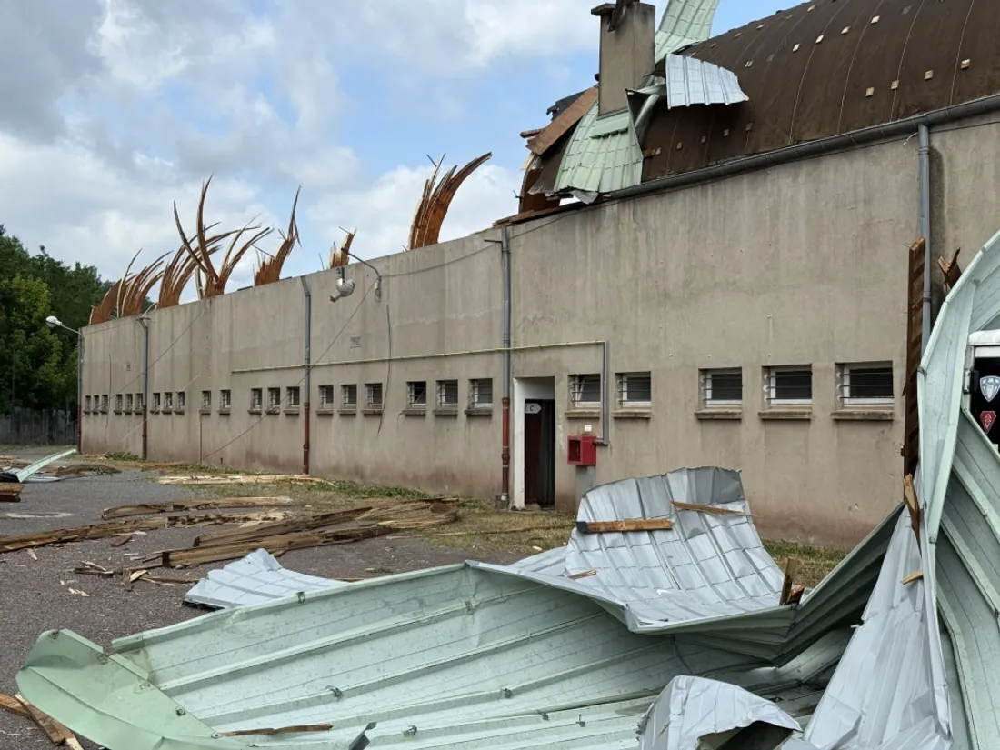 Les dégâts de l'orage du 25 juin 2025 sur la tribune du stade Camille Guibert de Decazeville (12)