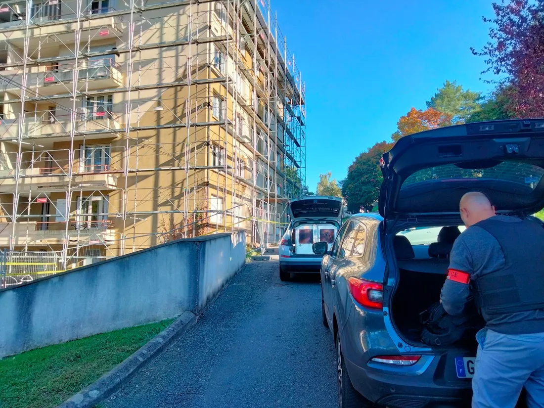 Policiers et chiens spécialisés, ont traqué les produits stupéfiants dans le quartier Ramadier