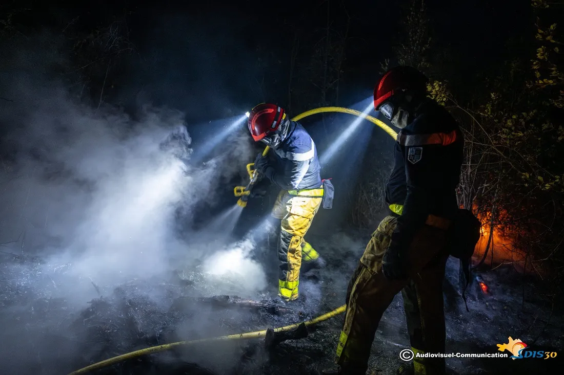 Les pompiers luttent contre le feu