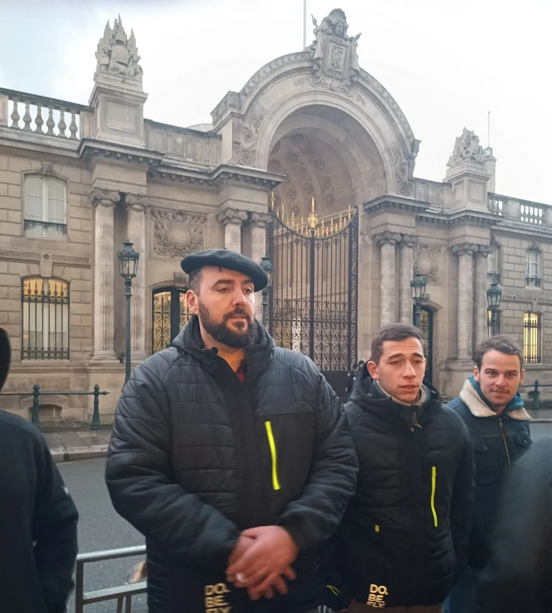 Pierre-Guillaume Mercadal, porte parole de la CR82, devant le palais de l'Elysée
