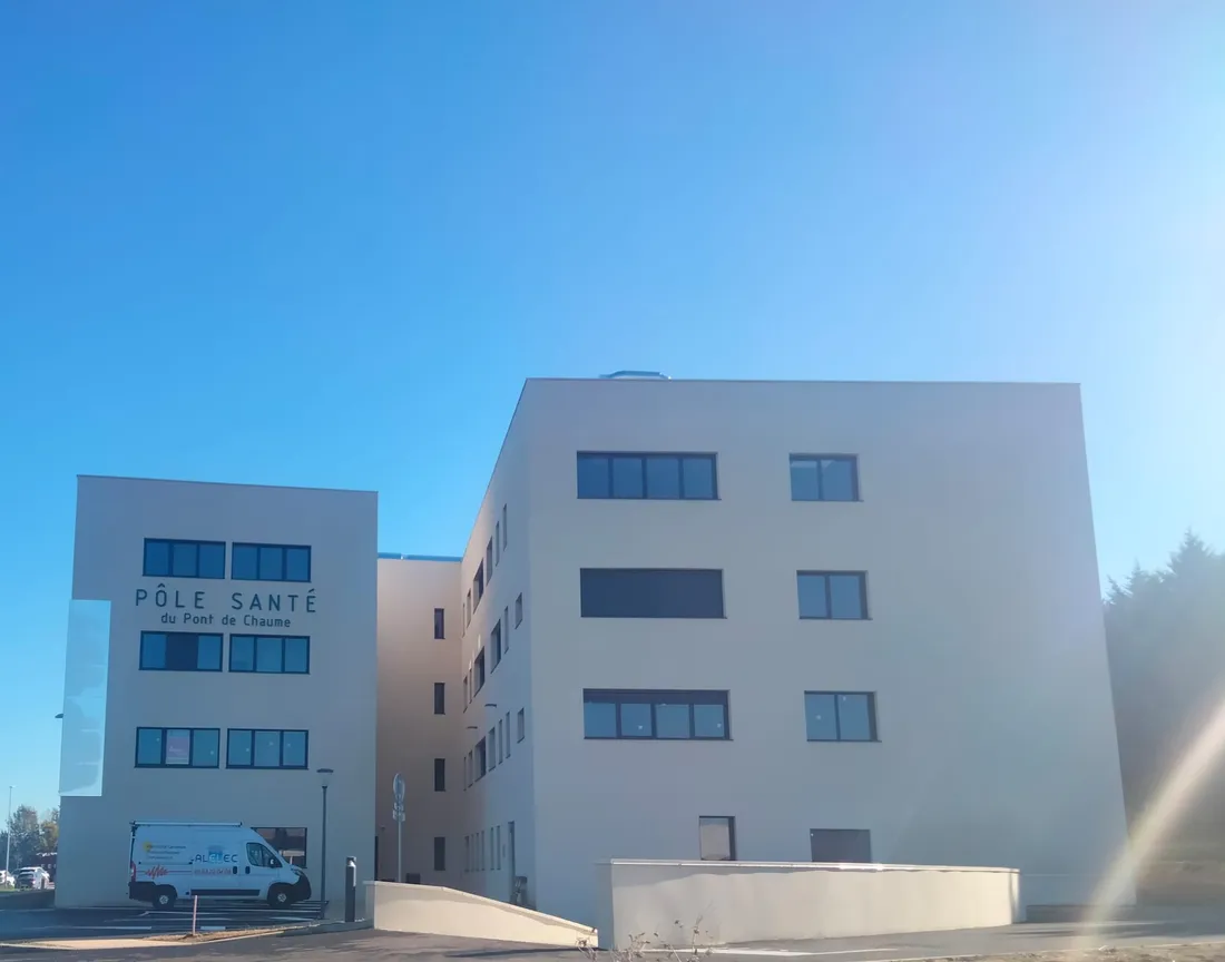 Le bâtiment se trouve juste en face du laboratoire d'analyse médicale