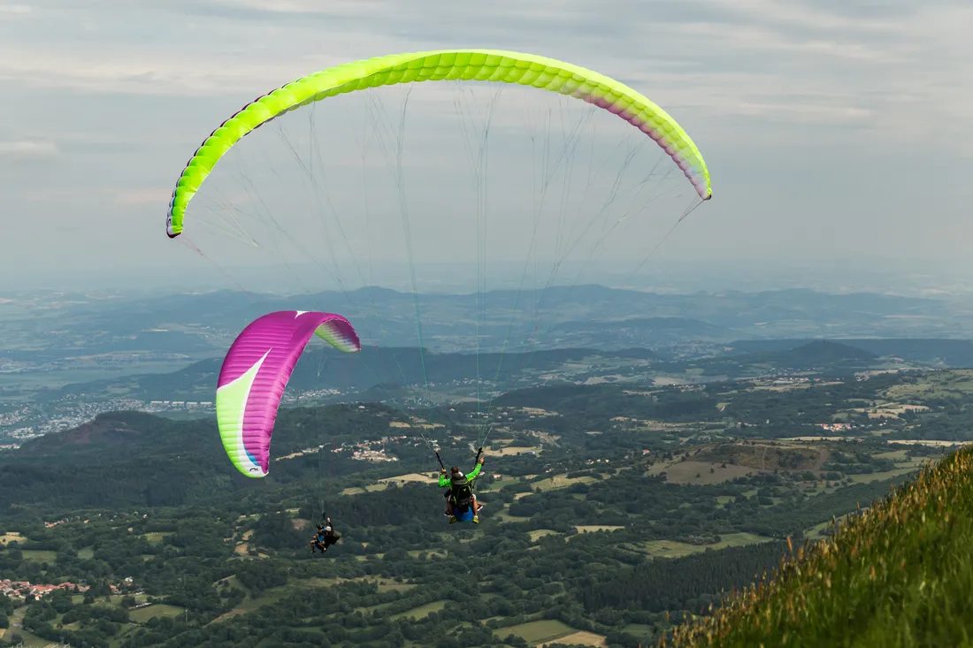 Parapentistes au Puy de Dôme