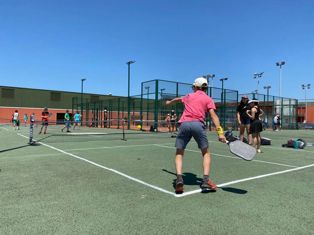 L'un des jeunes de l'ATM en train de pratiquer le Pickelball