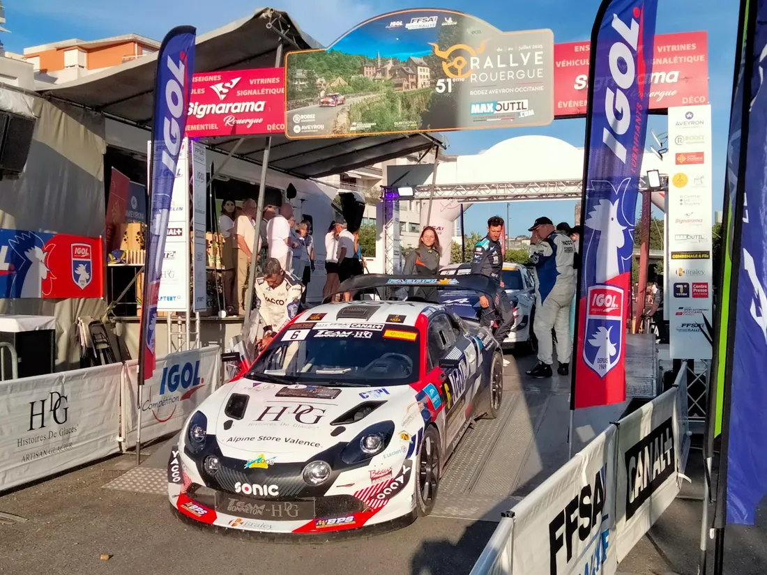 Sur le podium de ce Rouergue 2025, Raphaël Astier et son Alpine A 110