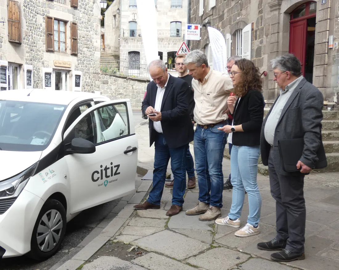 La voiture sera disponible à la location à Murat