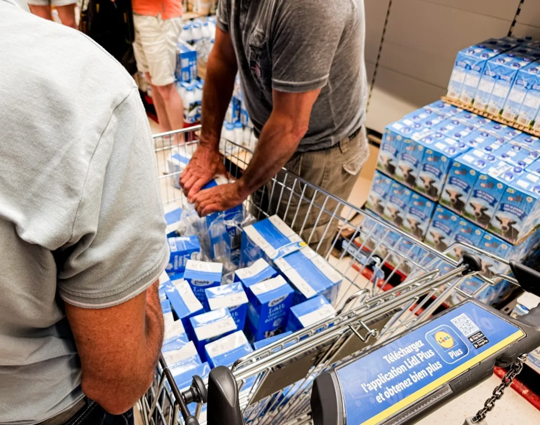 Les agriculteurs vident le lait à 92 centimes des rayons du Lidl d'Onet-le-Château (12)