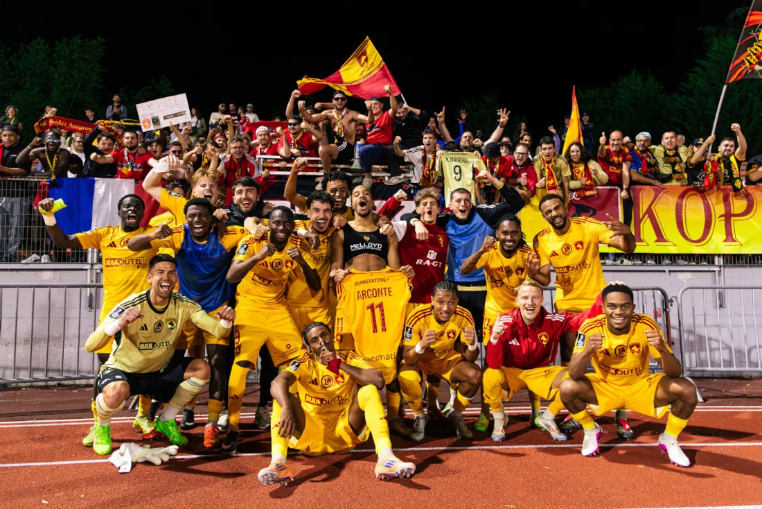 Les joueurs fêtent leur accession en playoffs, avec les supporters présents à Annecy