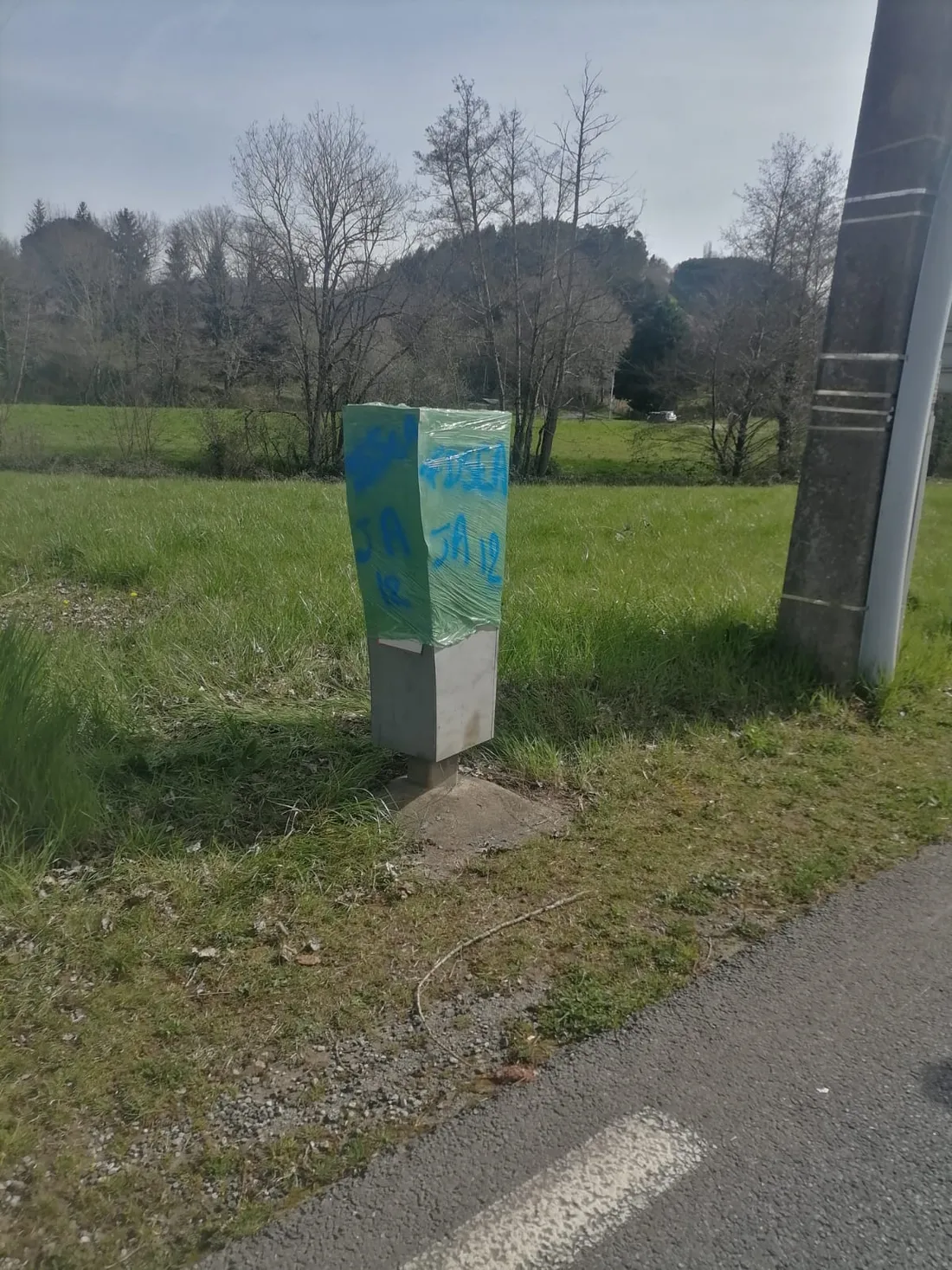 Des radars bâchés par les agriculteurs aveyronnais, à Firmi, Saint-Christophe et Vezins.