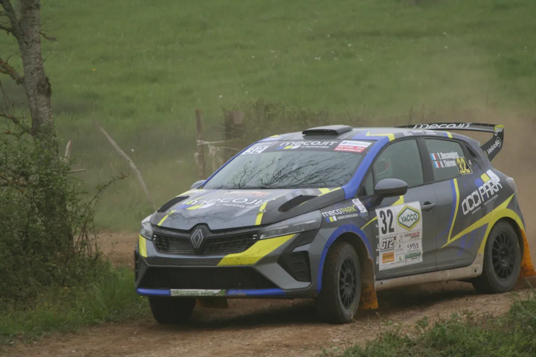 La Clio Rallye 3 aux mains cette saison d'un autre pilote aveyronnais, Yanis Desangles