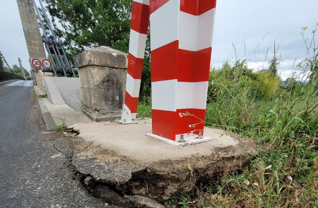 Le portique de protection dégradé sur le pont suspendu d'Anglars-Juillac.