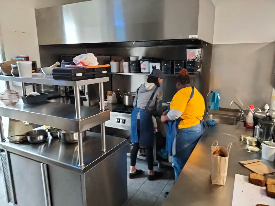 La chef Aurélie et deux salariés en contrat d'insertion préparent les bocaux repas 