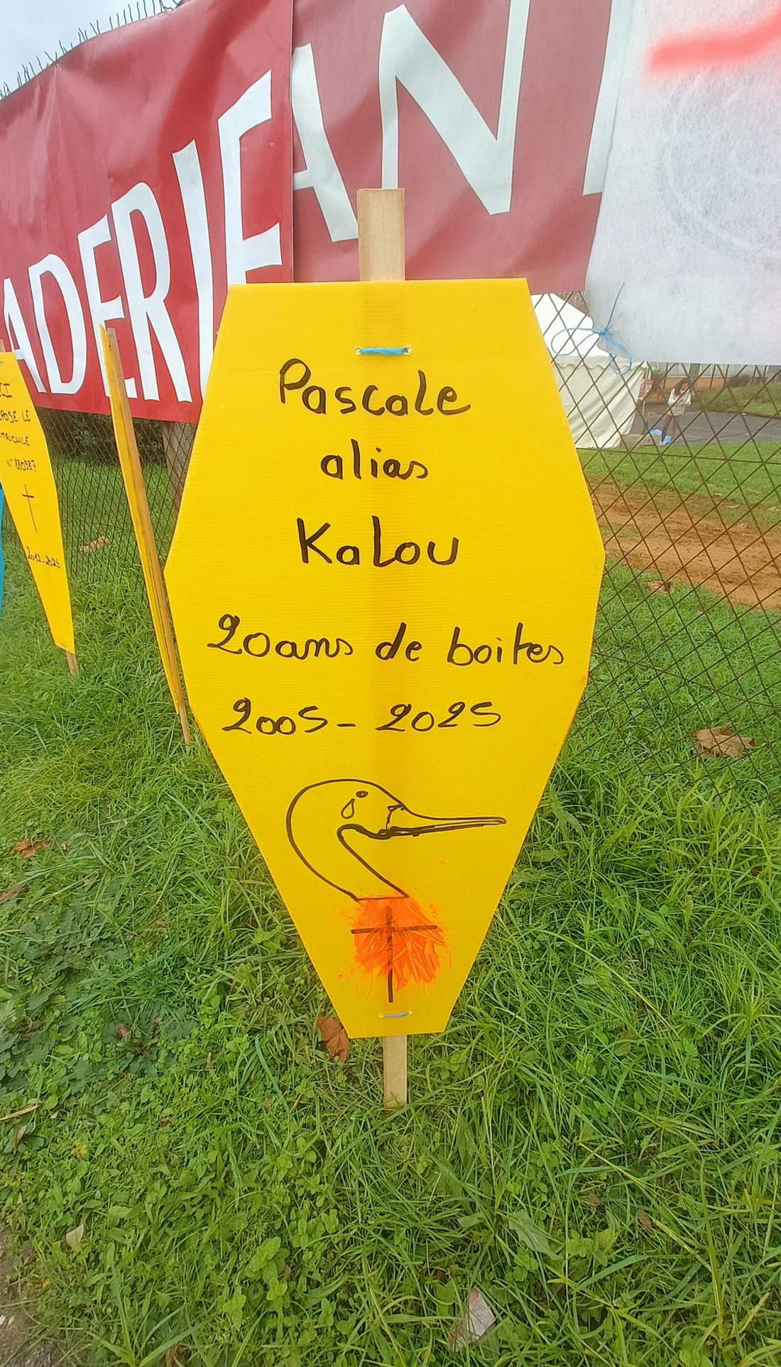 Un des cercueils exposé devant l'usine Rougié de Sarlat