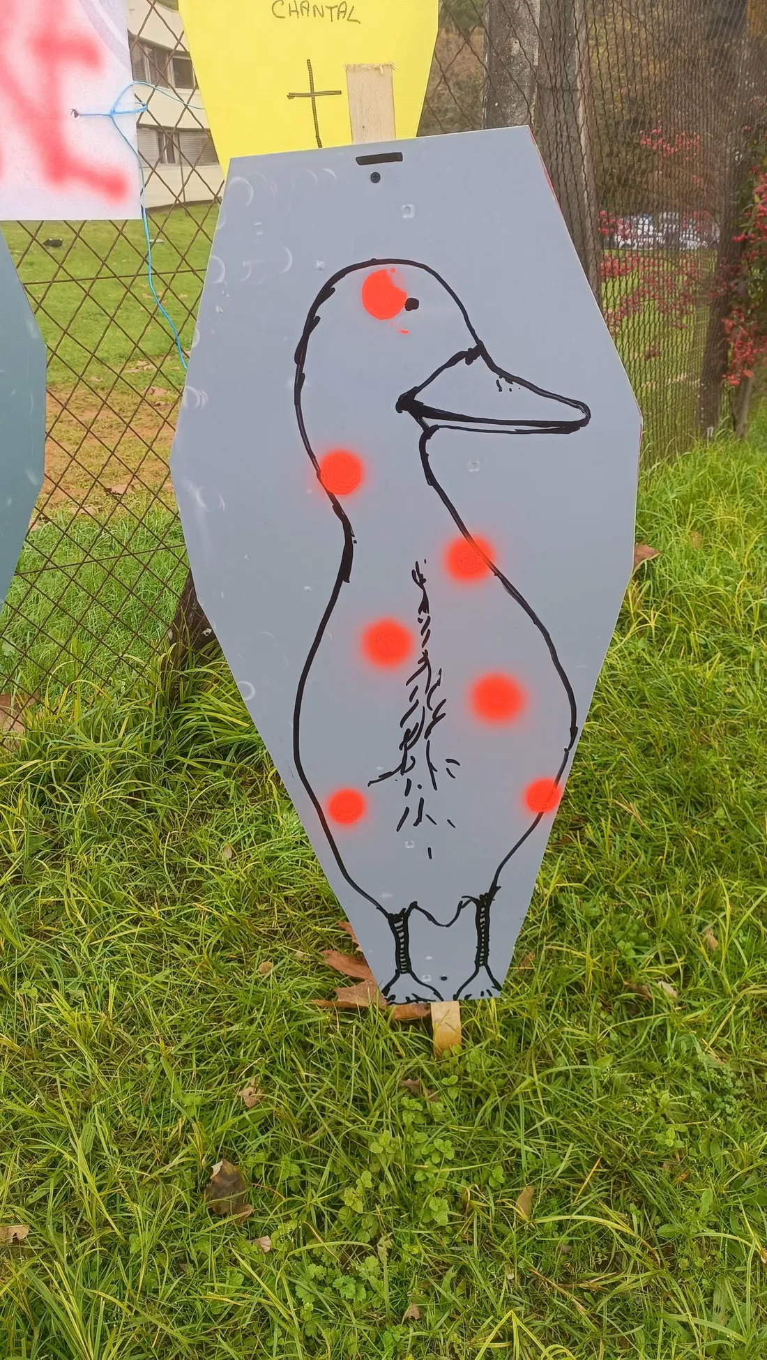 Un des cercueils exposé devant l'usine Rougié, à Sarlat