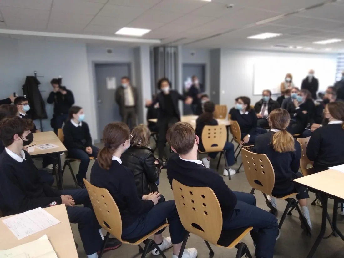 Des jeunes volontaires SNU en stage de cohésion à l'espace 1000 Sources de Bugeat