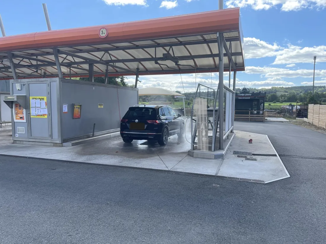 Le lavage des voitures est interdit en Corrèze mais certains bravent l'interdiction.