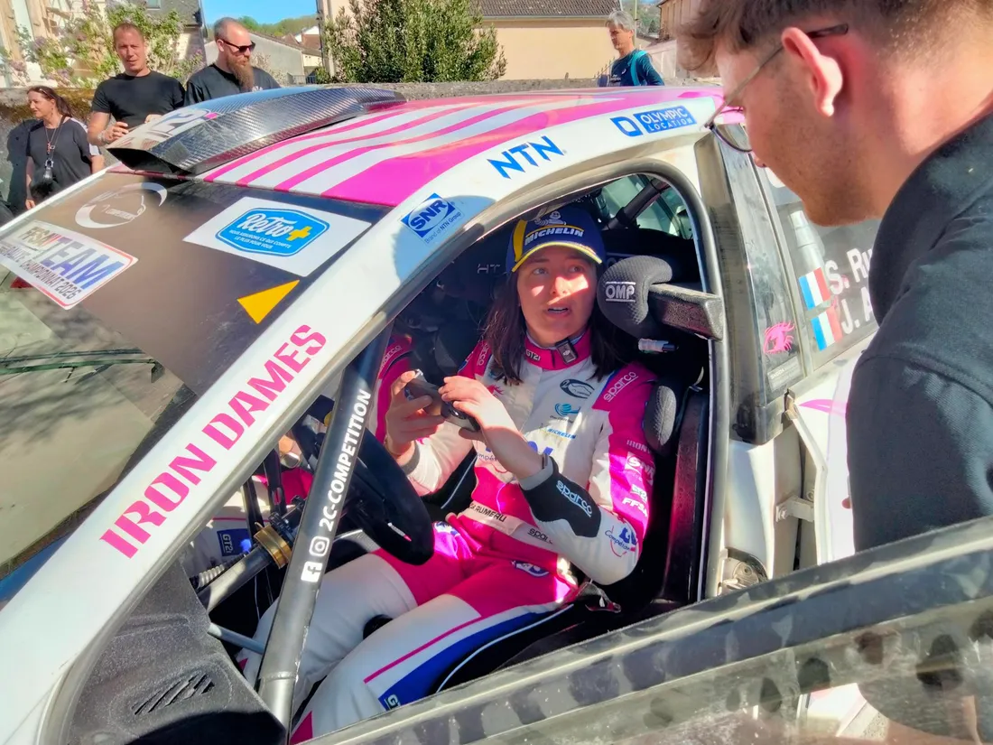 Sarah Rumeau au volant de sa Skoda Fabia RS