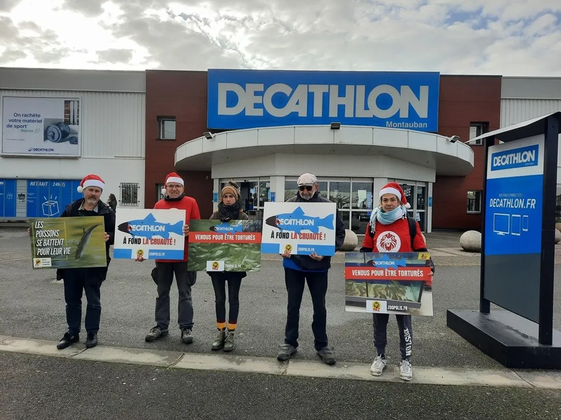 Mobilisation de PAZ devant le Decathlon Montauban le 23 décembre 2024.