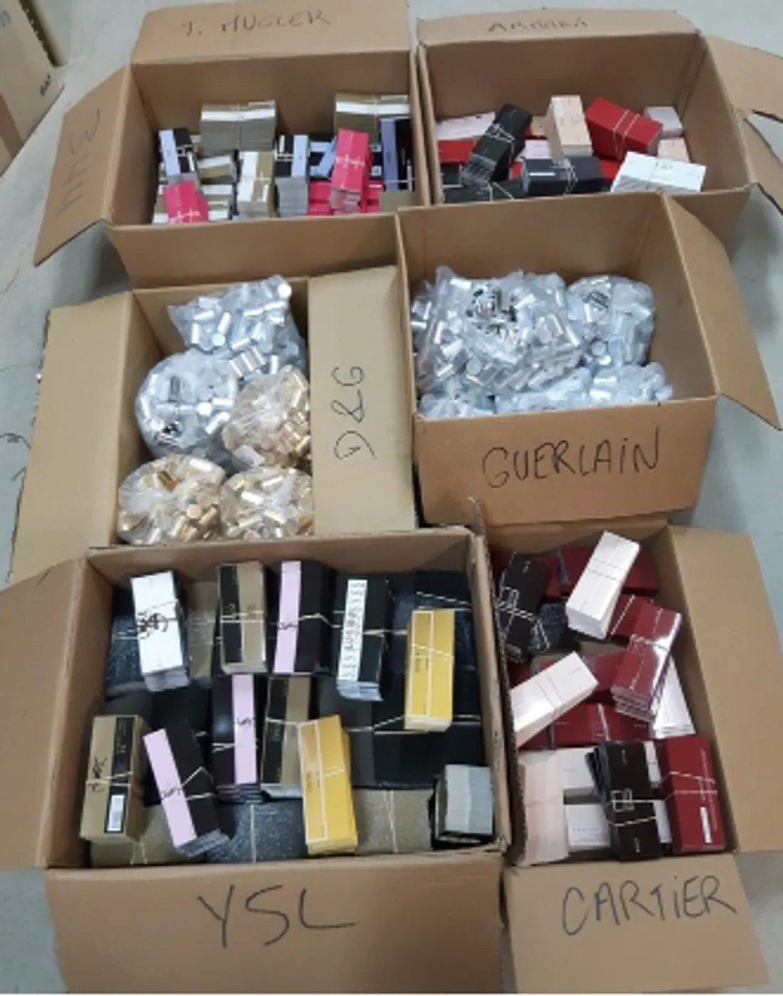 Des contrefaçons saisies par les douanes de Millau (Aveyron).