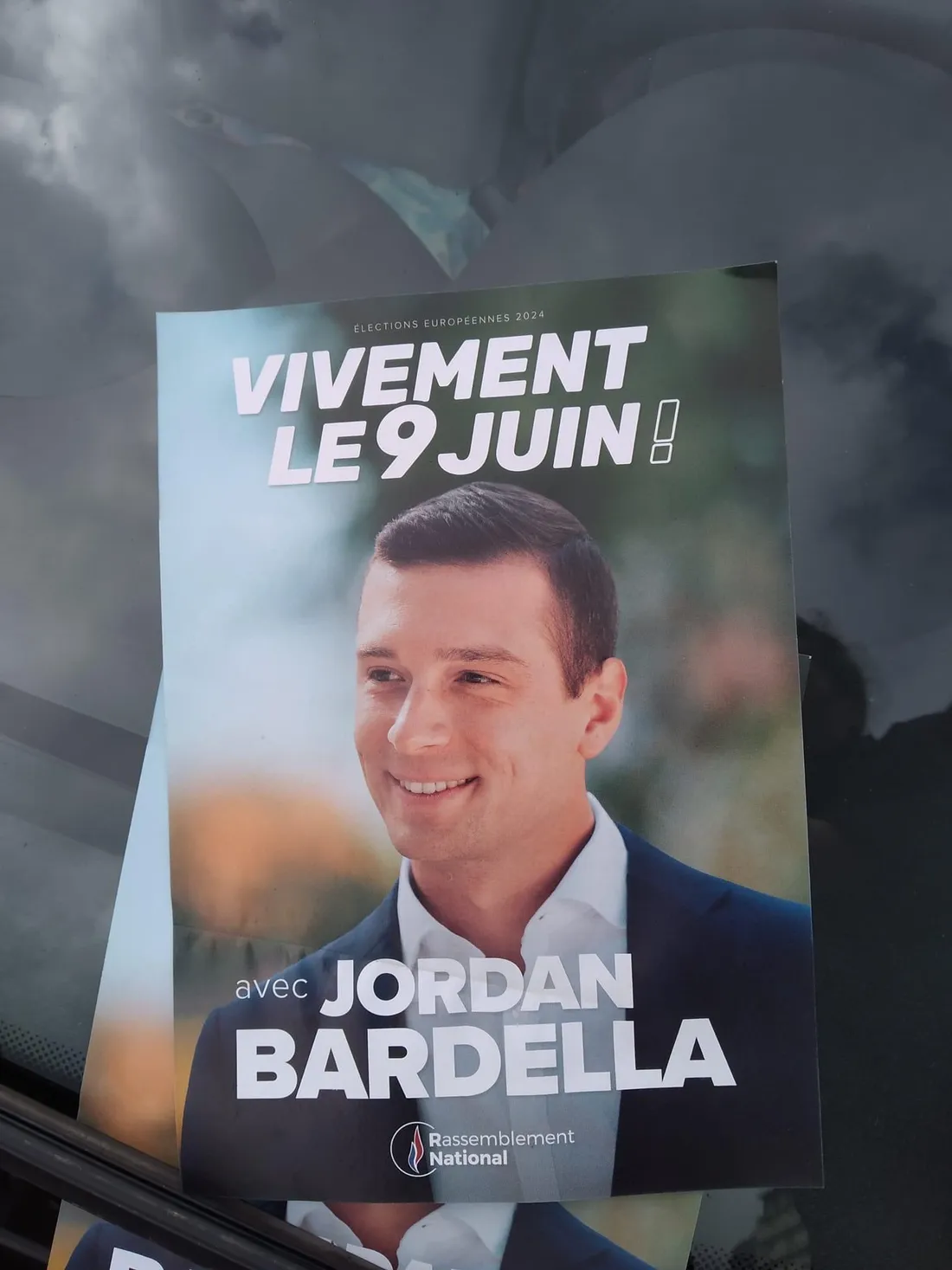 Un tract du Rassemblement National sur un pare-brise à Tulle