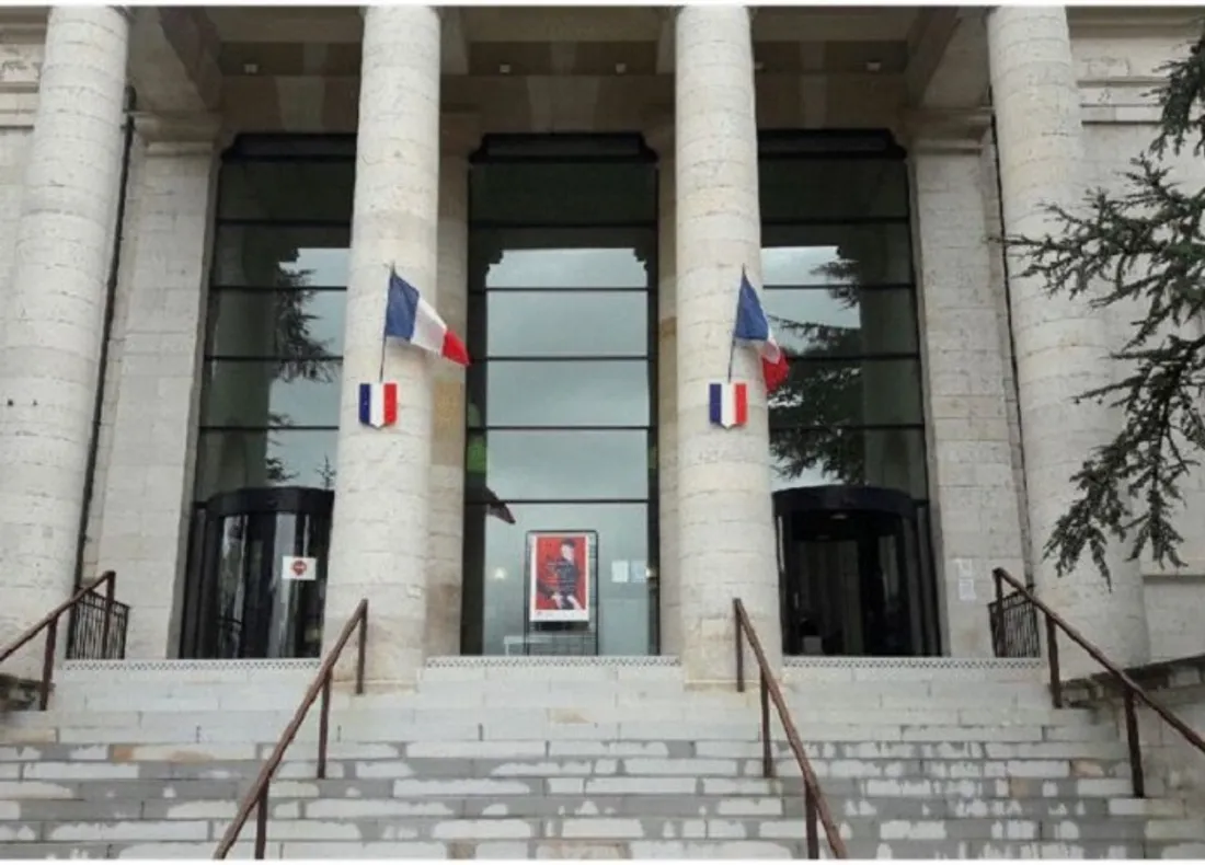 L'entrée du tribunal de Rodez (Aveyron)