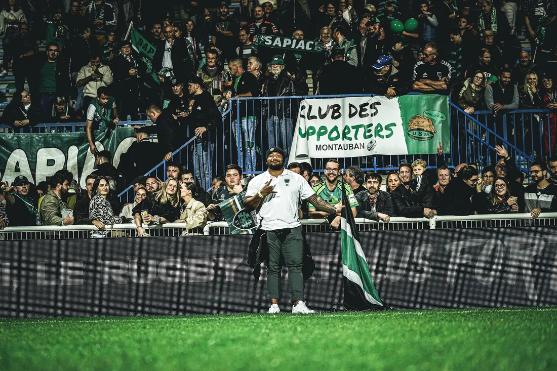 T.Tuimauga avec les supporters de l'USM lors du déplacement à Colomiers