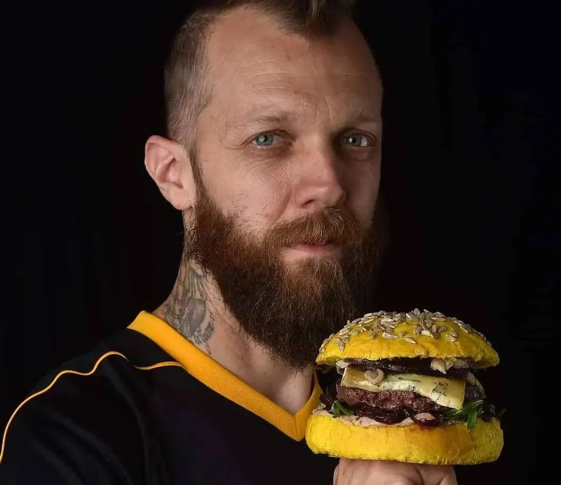 Thomas Saint-Léger, figure nationale du burger aveyronnais, lance un concours de burger aveyronnais.