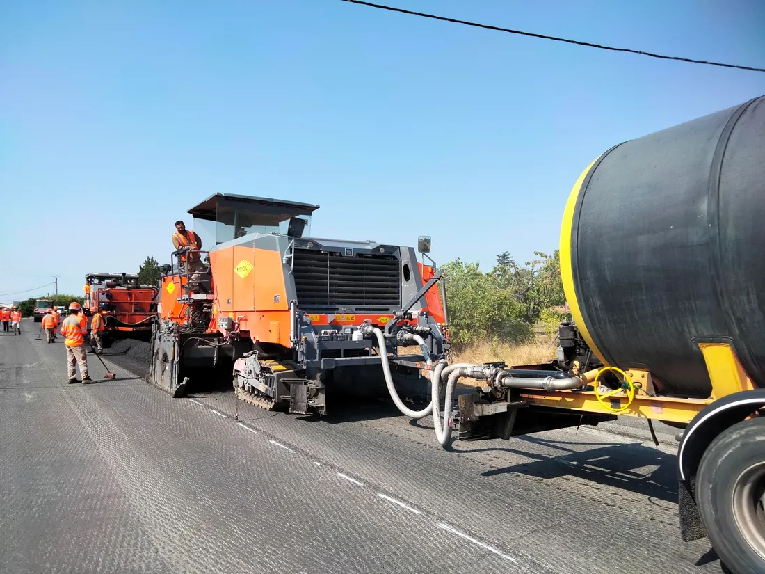 C'est un train routier de chantier, qui décaisse et reconstruit la chaussée