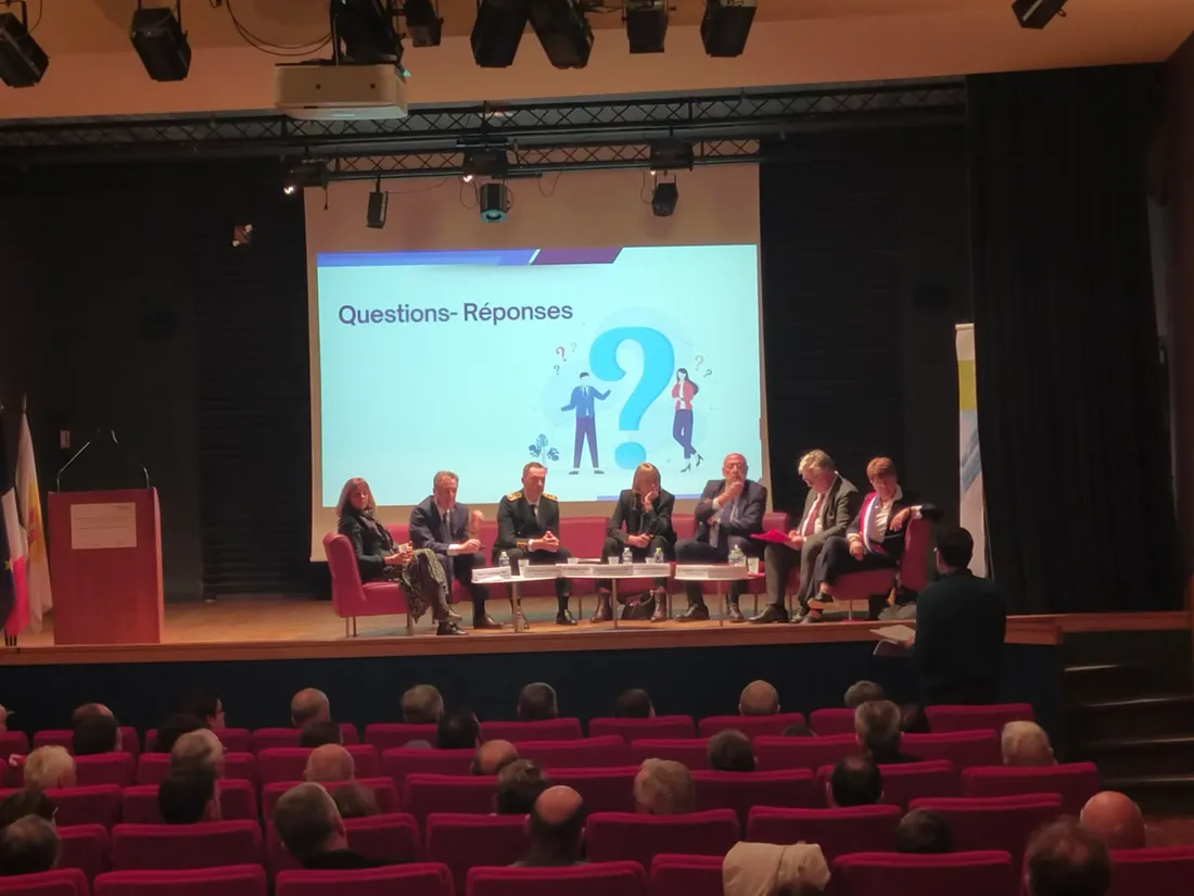 Valérie Létard devant les maires du Cantal
