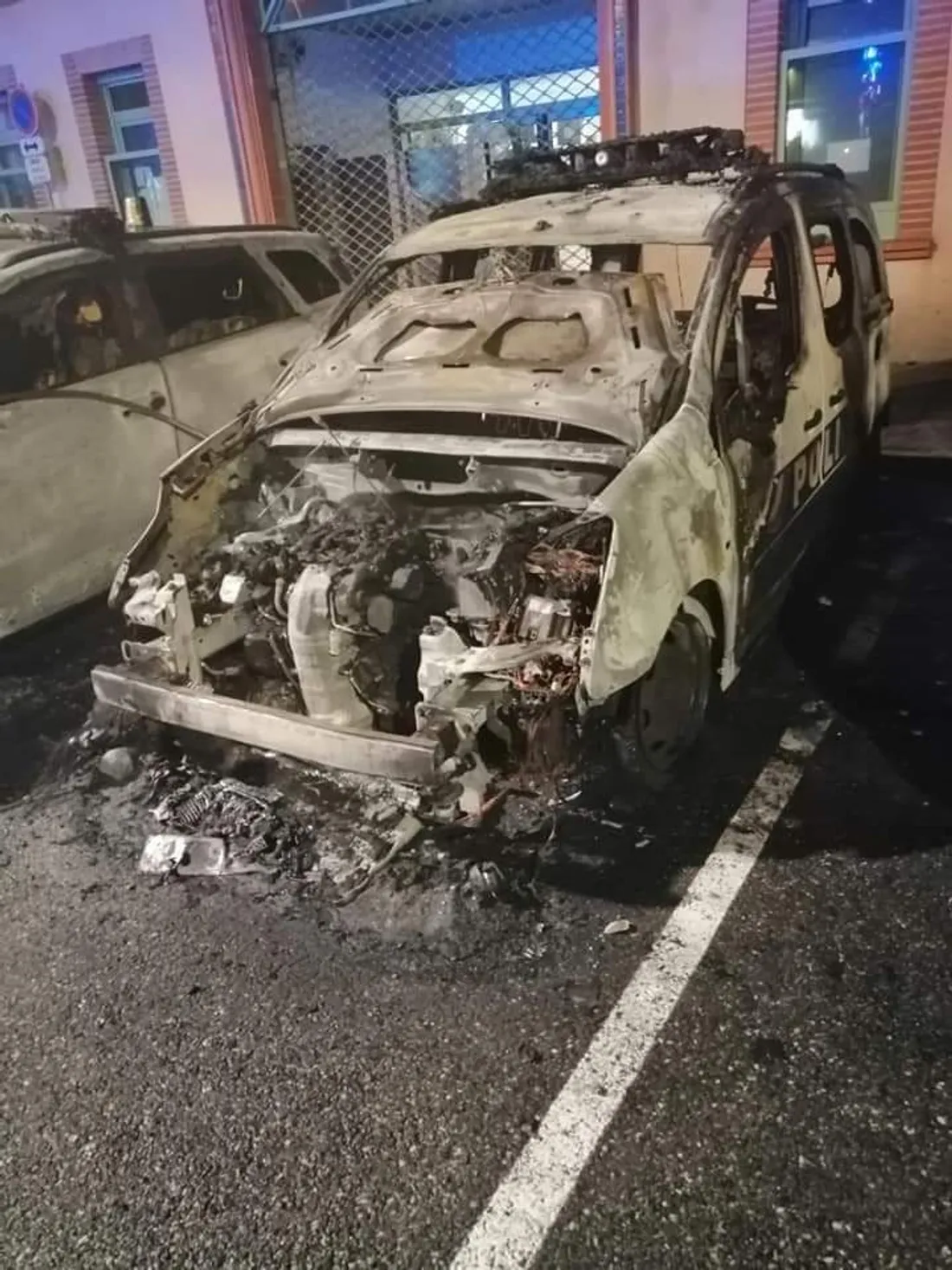 Voitures de police calcinées