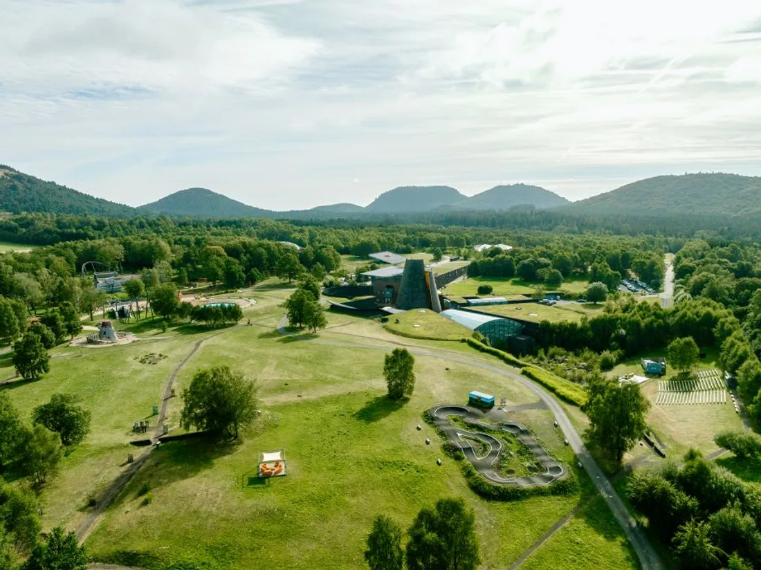 Le parc Vulcania, dans le Puy-de-Dôme, vu du ciel.