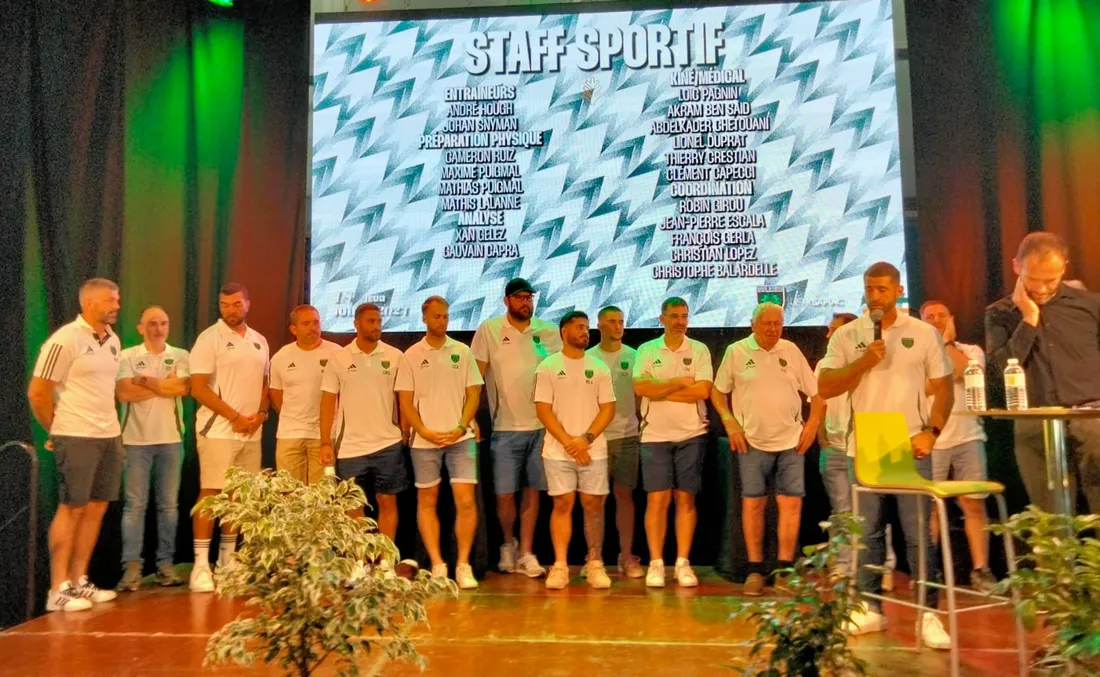 Sébastien Tillous Bordes, nouveau manager de l'US Montauban, avec l'ensemble du staff