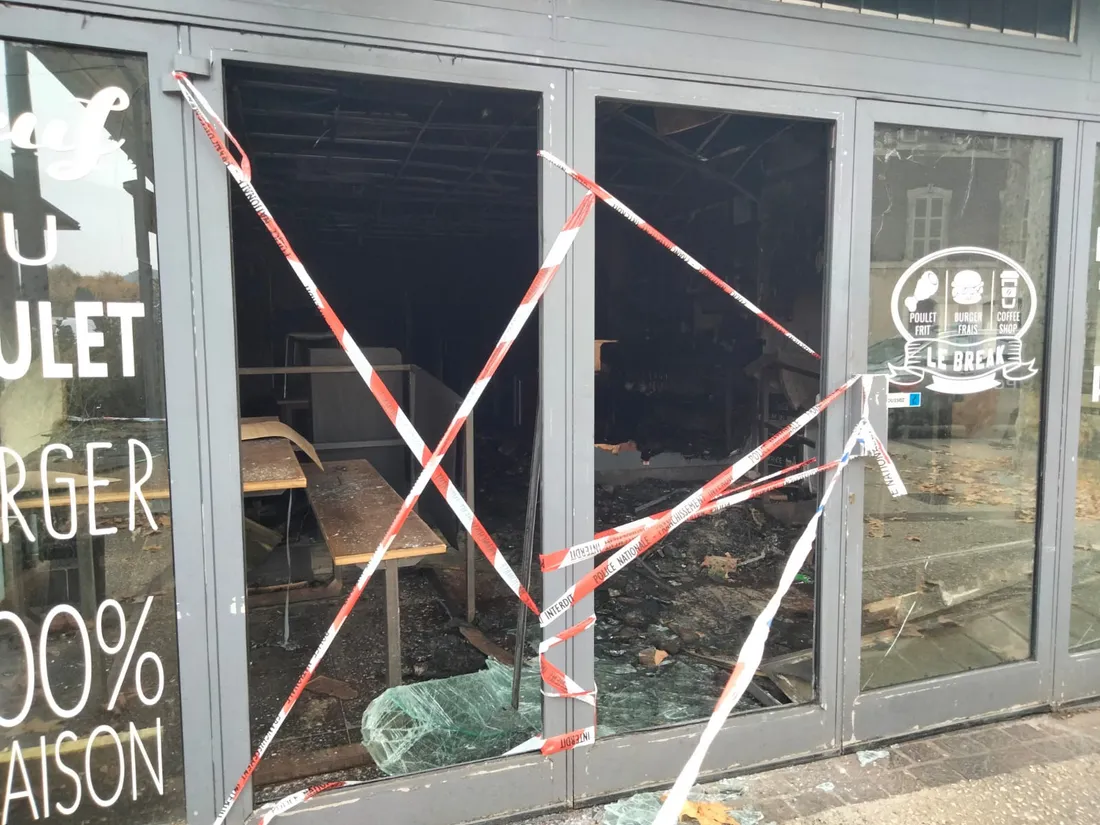 La vitrine du magasin "Break Food" s'est brisée avec le souffle de l'incendie et la chaleur