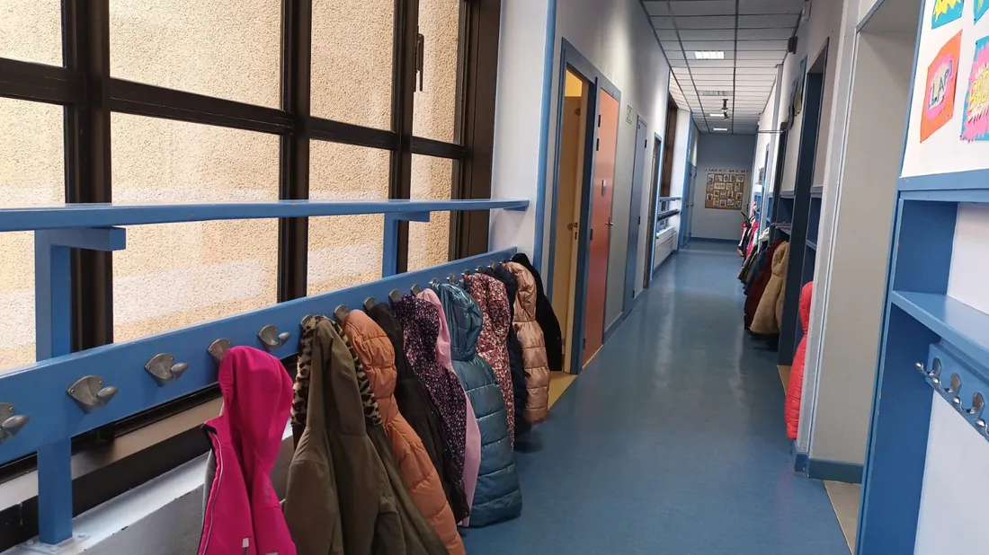 Les couloirs de l'école Cambon-Monteil à Rodez (Aveyron)