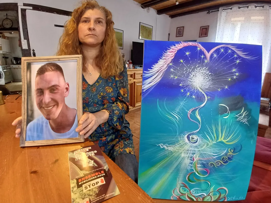 Stéphanie Compain avec le portrait de son fils Killian. 