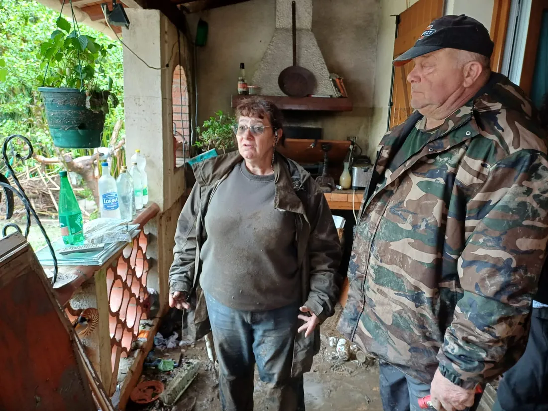 Marie Esther Magnetto et Jean-Luc Mazeau sont restés perchés sur leur canapé coincés par les eaux.