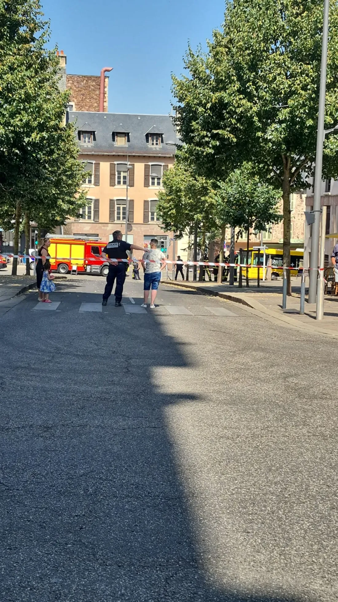 La place d'armes, à Rodez, bouclée après un début d'incendie d'un bus à hydrogène. 