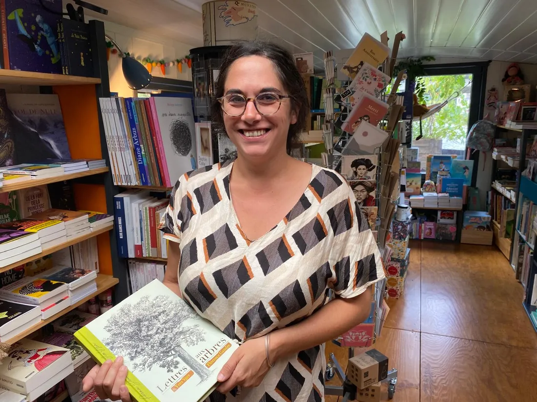 Claire Alizart, gérante de la librairie flottante l'Ancrier