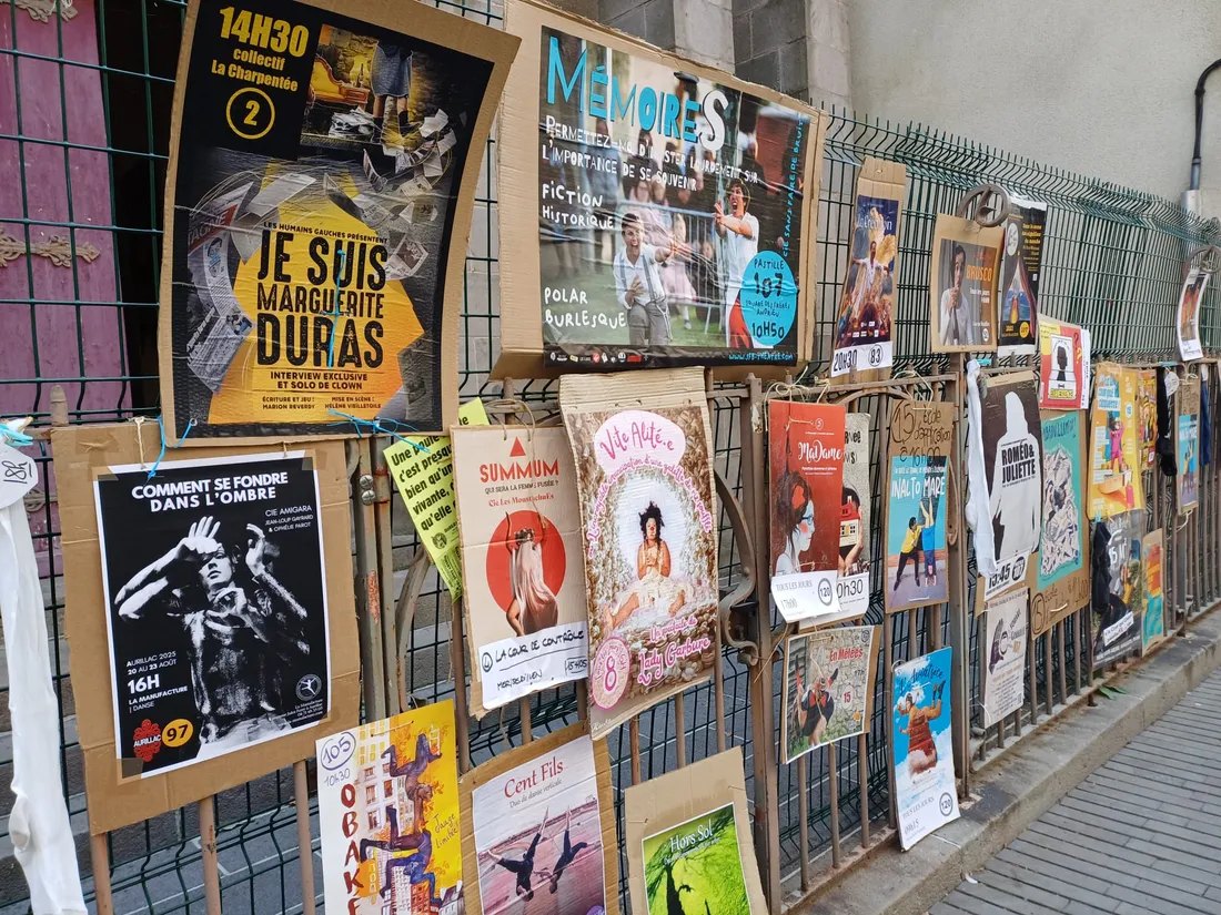 Affiches de spectacle durant le festival de théâtre de rue d'Aurillac.