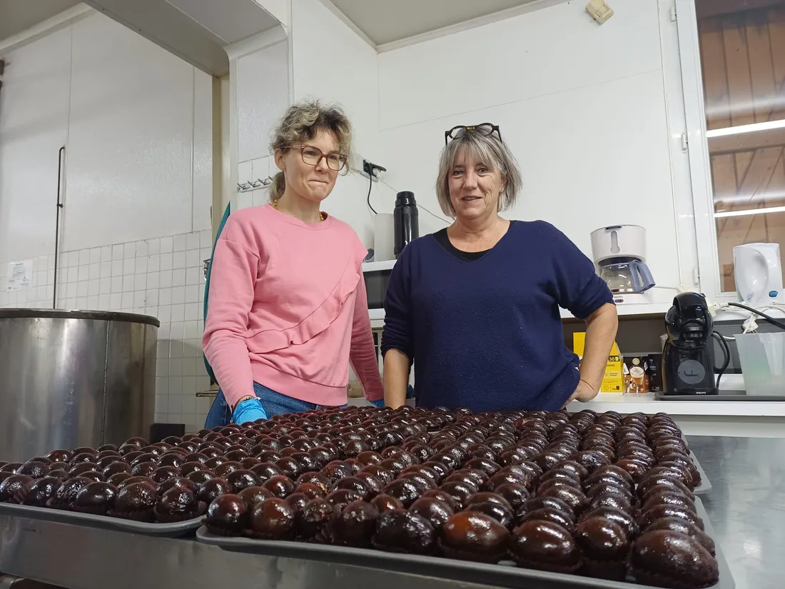 Véronique Cabos et sa salariée Nathalia devant les pruneaux fourrés. 