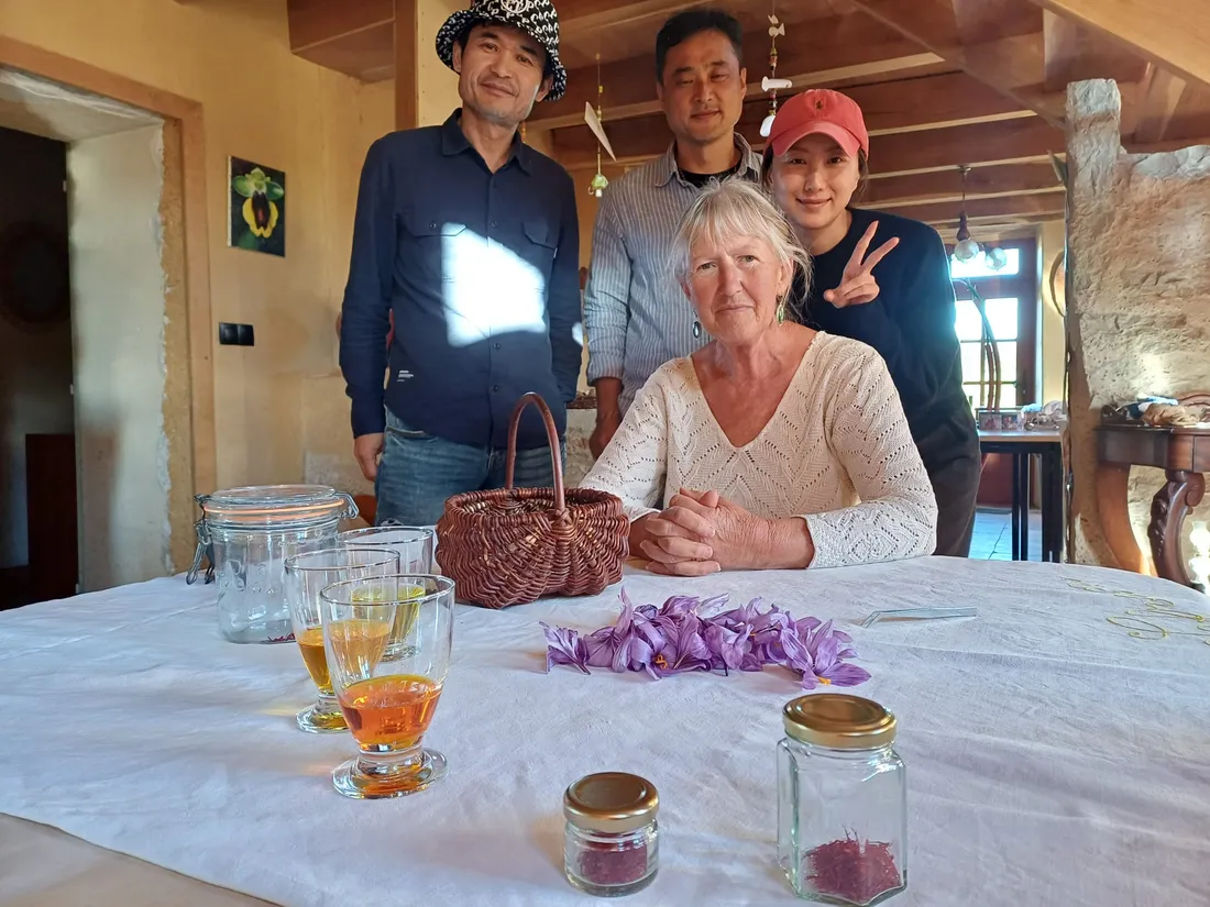 Denise Soulier entourée de l'équipe de TV coréenne NBS.