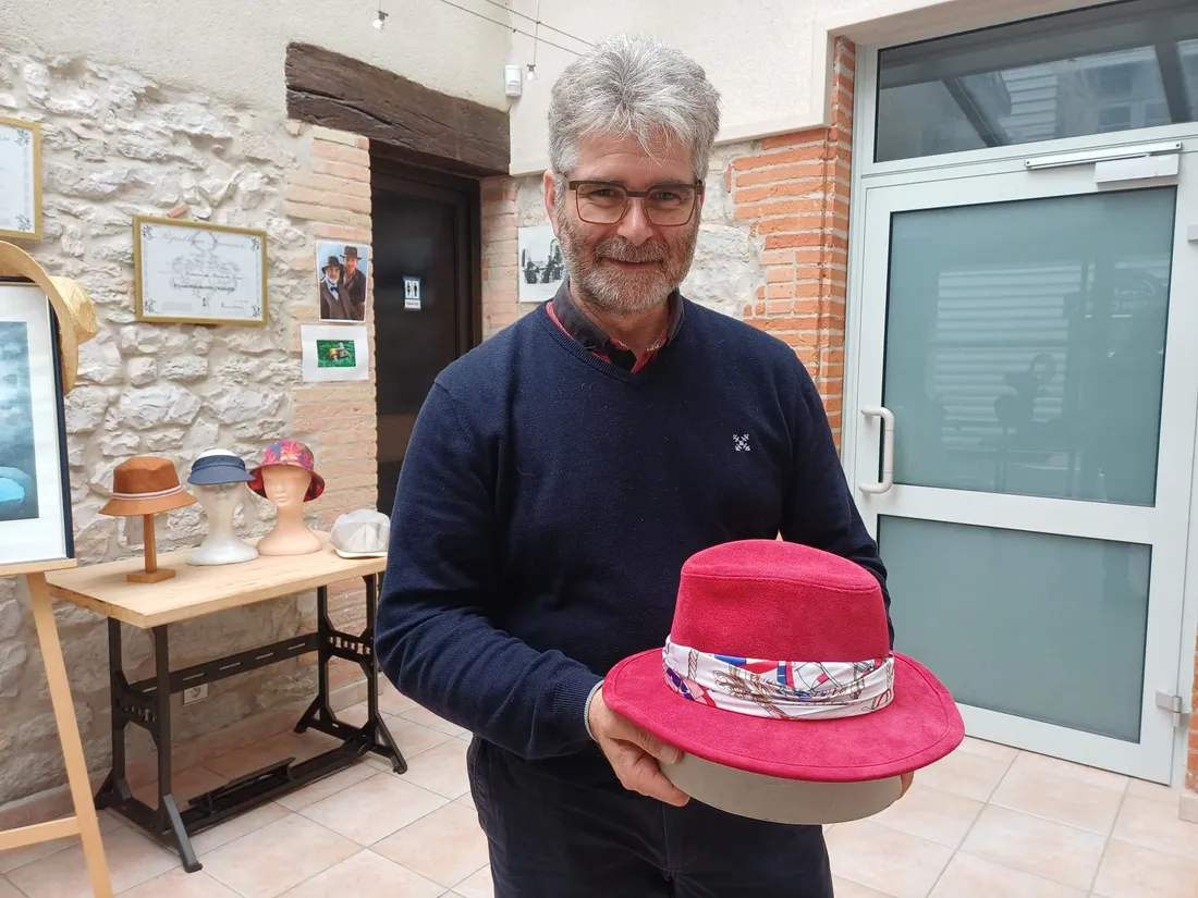 Benoît Besnault directeur de Crambes présente le chapeau destiné au "Fabriqué en France"