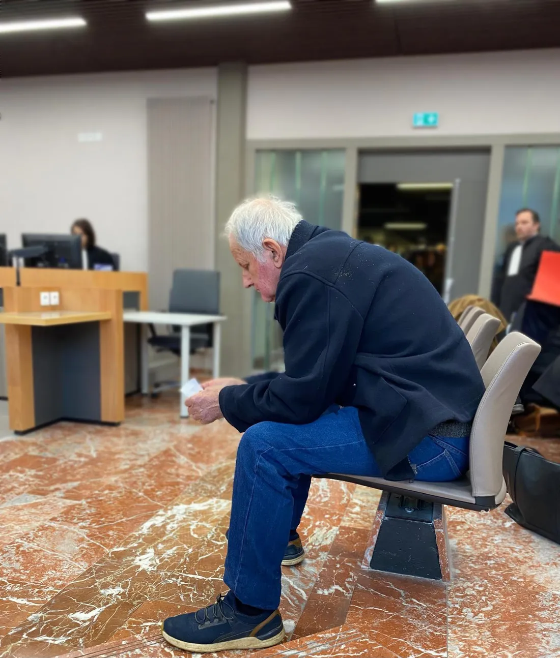Le septuagénaire dans l'attente du début du procès, finalement renvoyé