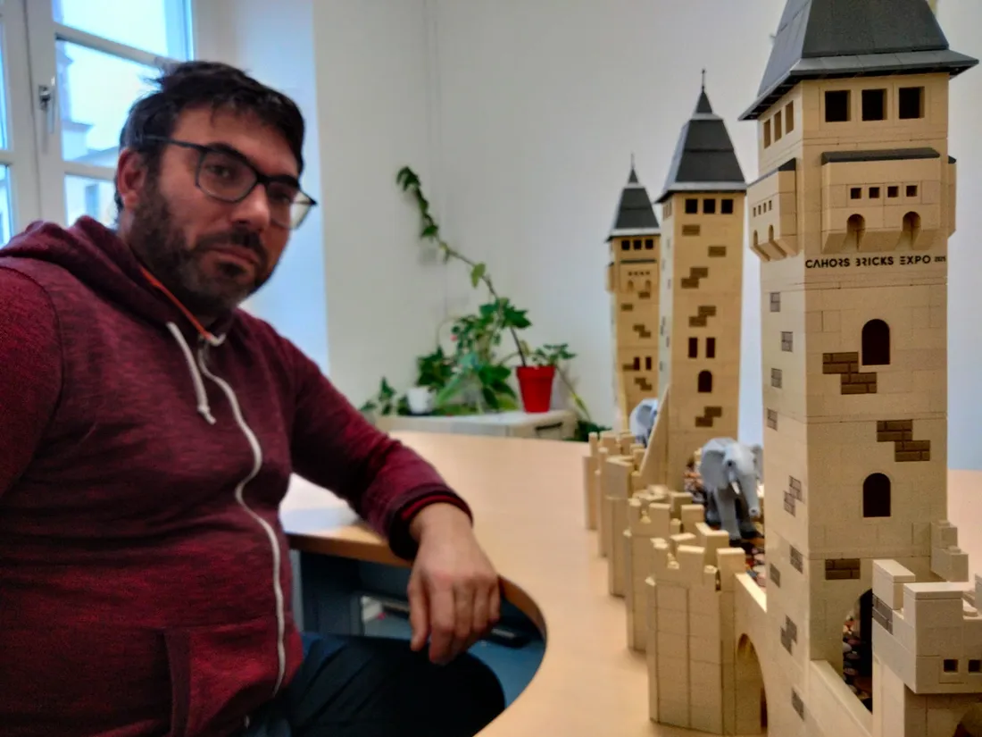 Rémi Basso devant le pont Valentré de Cahors en Légo®.