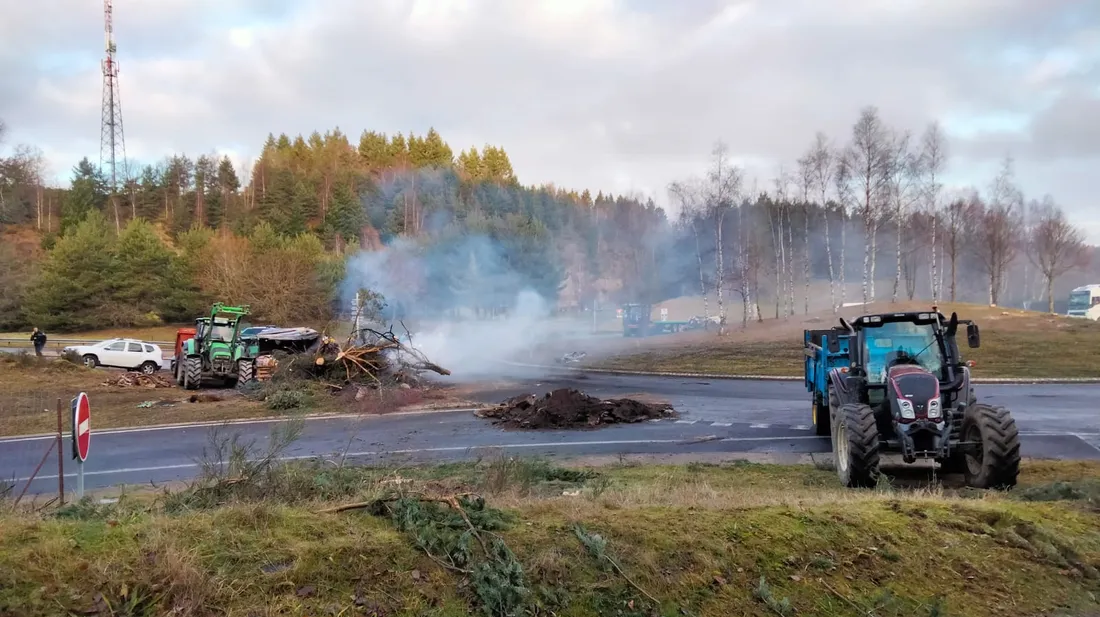 Les tracteurs en place pour filtrer la circulation