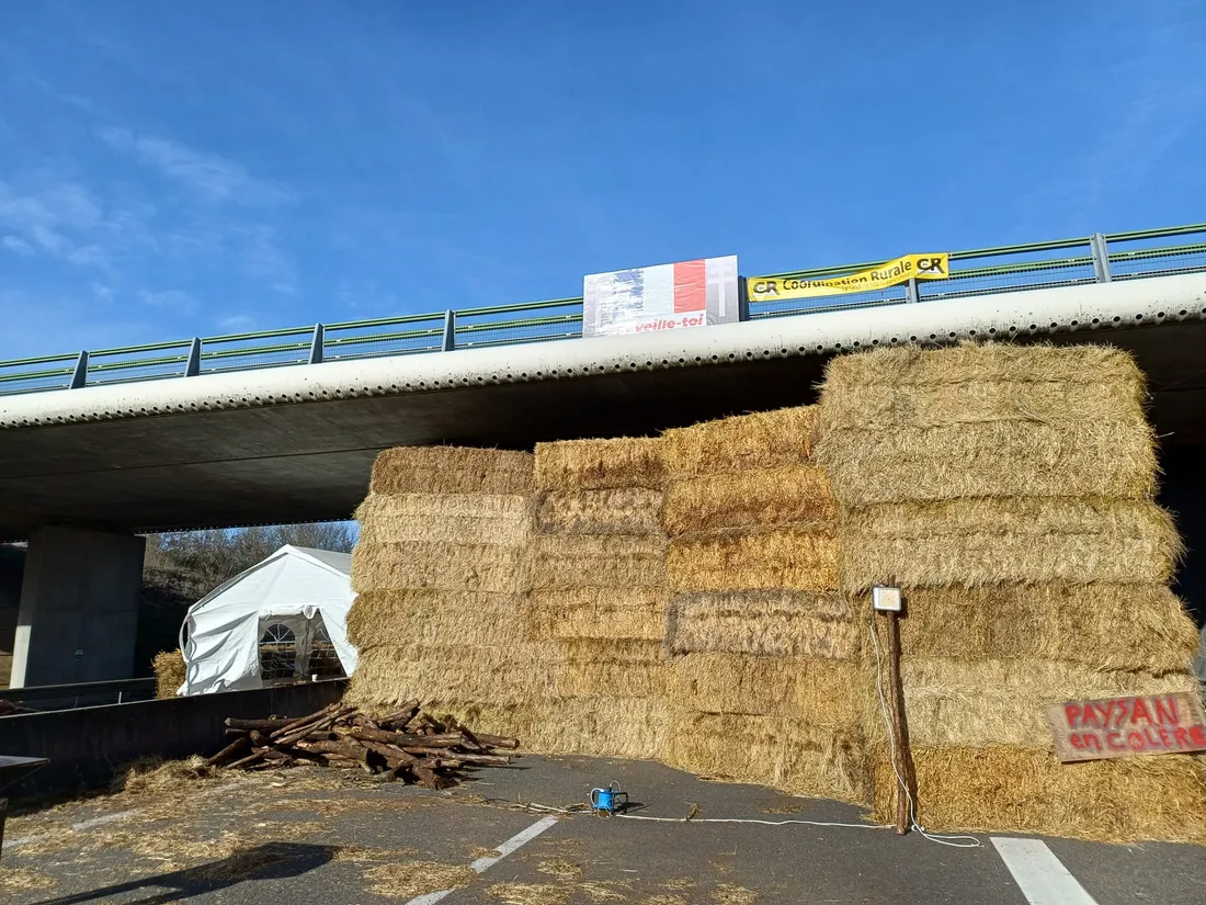 Le campement sous le tablier de Cahors Sud sur l'A20.