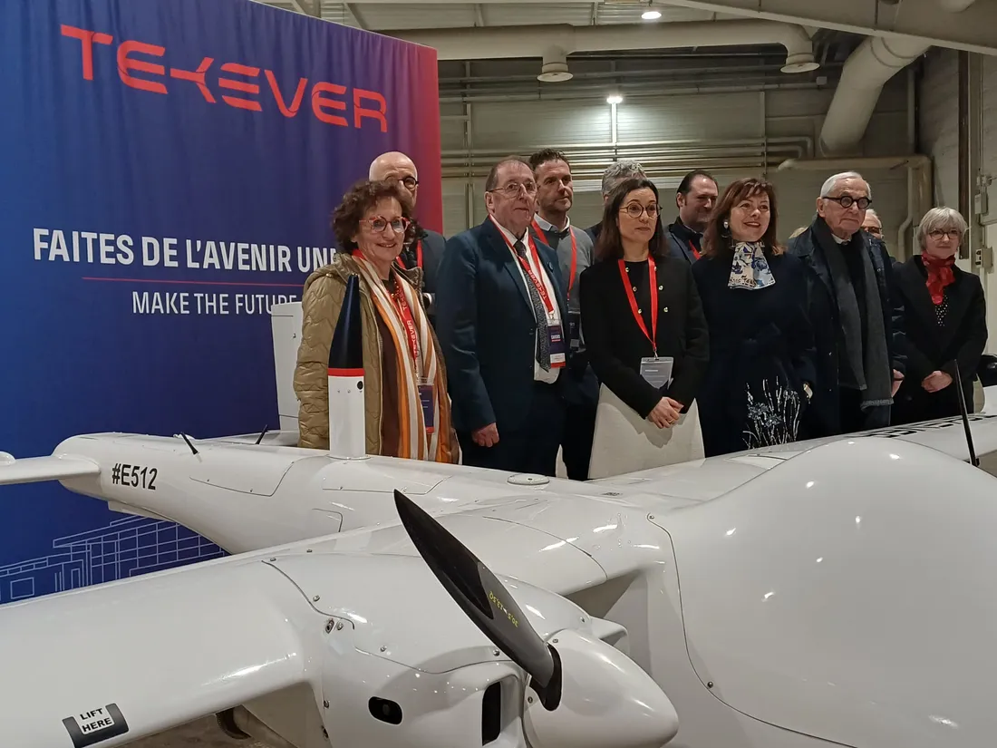 Nadia Maaref directrice de Tekever France devant l'AR5 aux côtés des élus à Cahors.